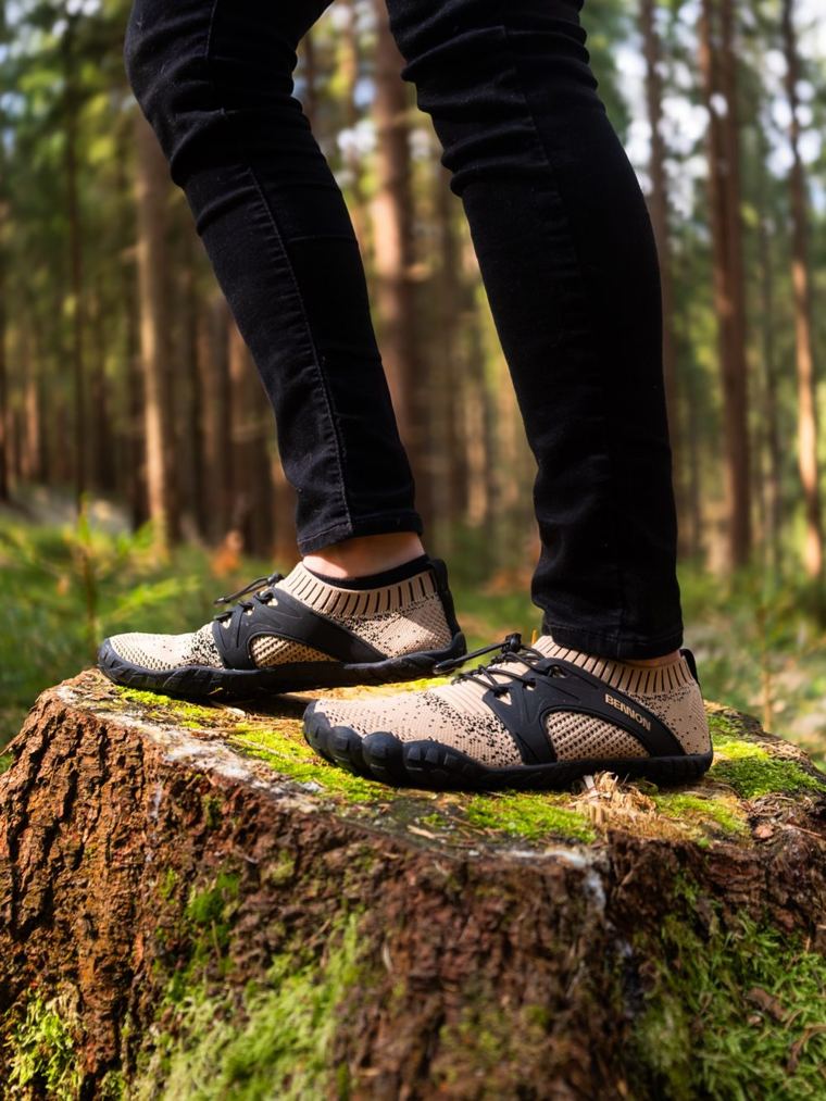 Barefoot boty Bennon na pařezu s mechem v lese