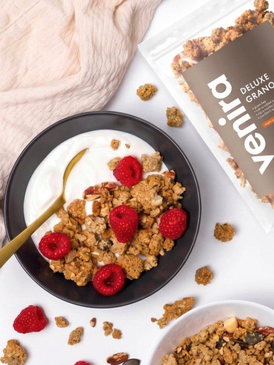 Deluxe granola s jogurtem a malinami, pohled shora